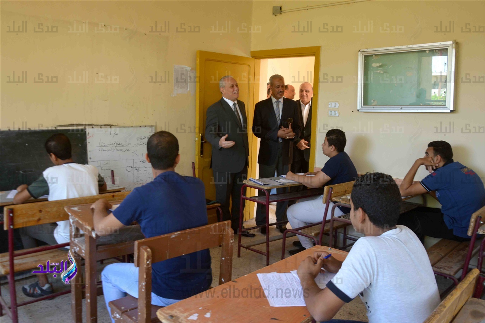 محافظ الاقصر يتفقد لجان امتحانات الشهادة الاعدادية