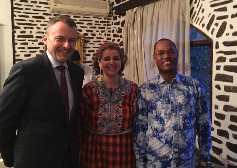 السفيرة خلال استقبال الضيوف 