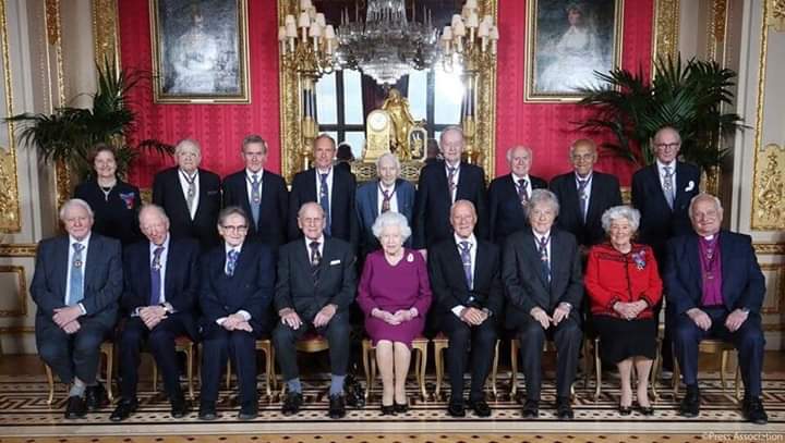 مجدي يعقوب وملكة بريطانيا يتوسطا أعضاء وسام الاستحقاق