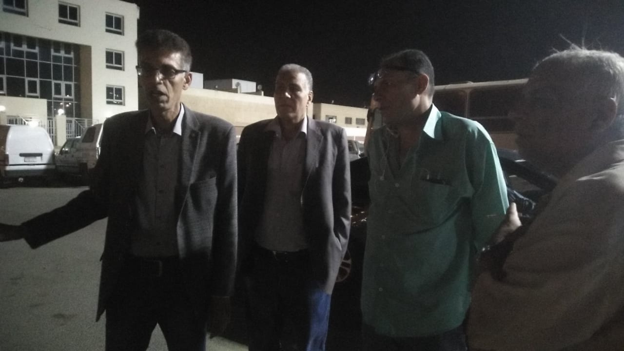 صور أسرة الفلسطيني أمام قرية البضائع