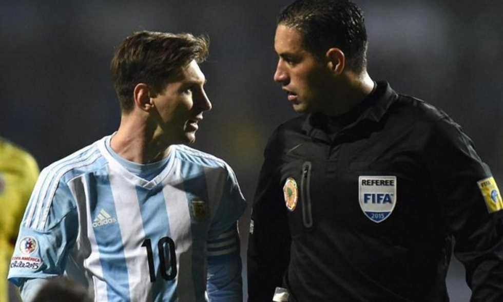 المكسيكي روبيرتو جارسيا أوروزكو أمام ميسي المكسيكي روبيرتو جارسيا أوروزكو أمام ميسي