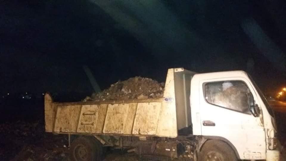 المنيا ترفع نواتج تطهير مصرف المحيط استعدادا لتشجيره