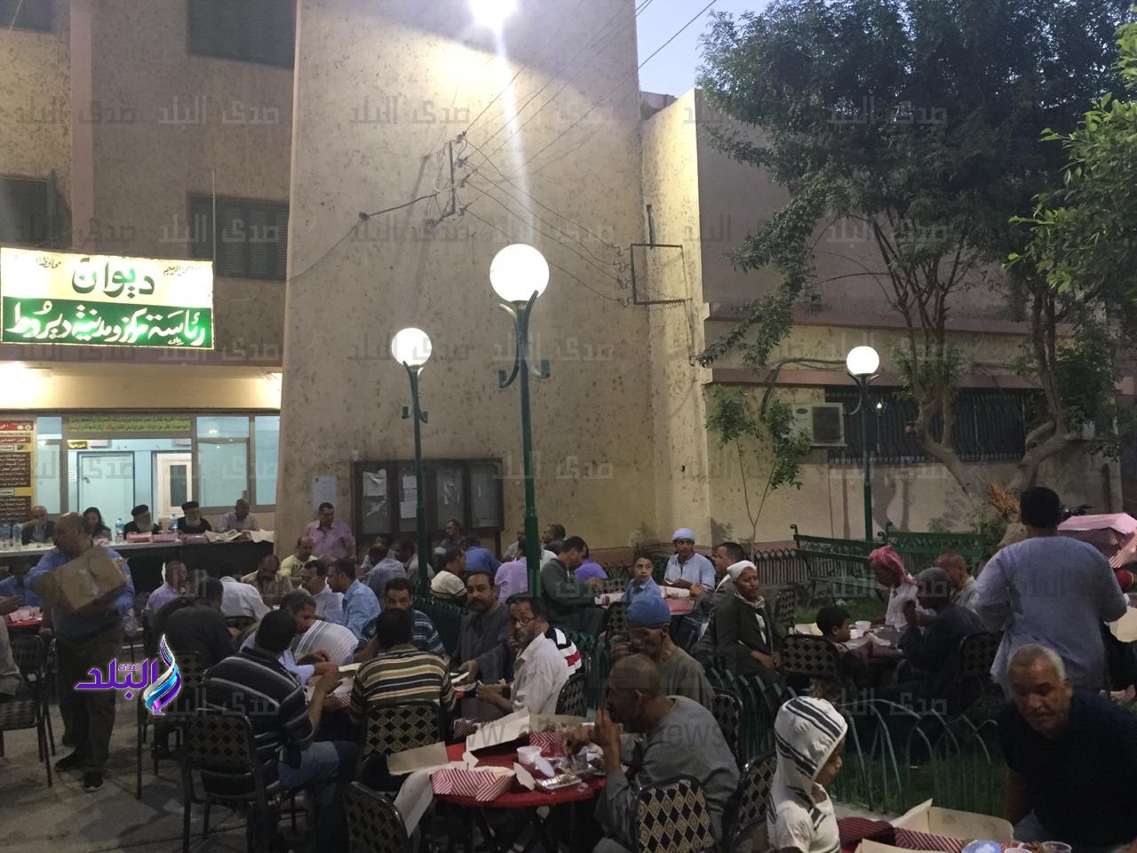 قبطية تنظم إفطارا جماعيا لعمال النظافة 