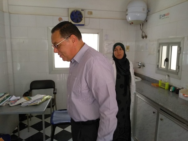 محافظ الشرقية يتفقد وحدة صحة الأسرة بأنشاص البصل