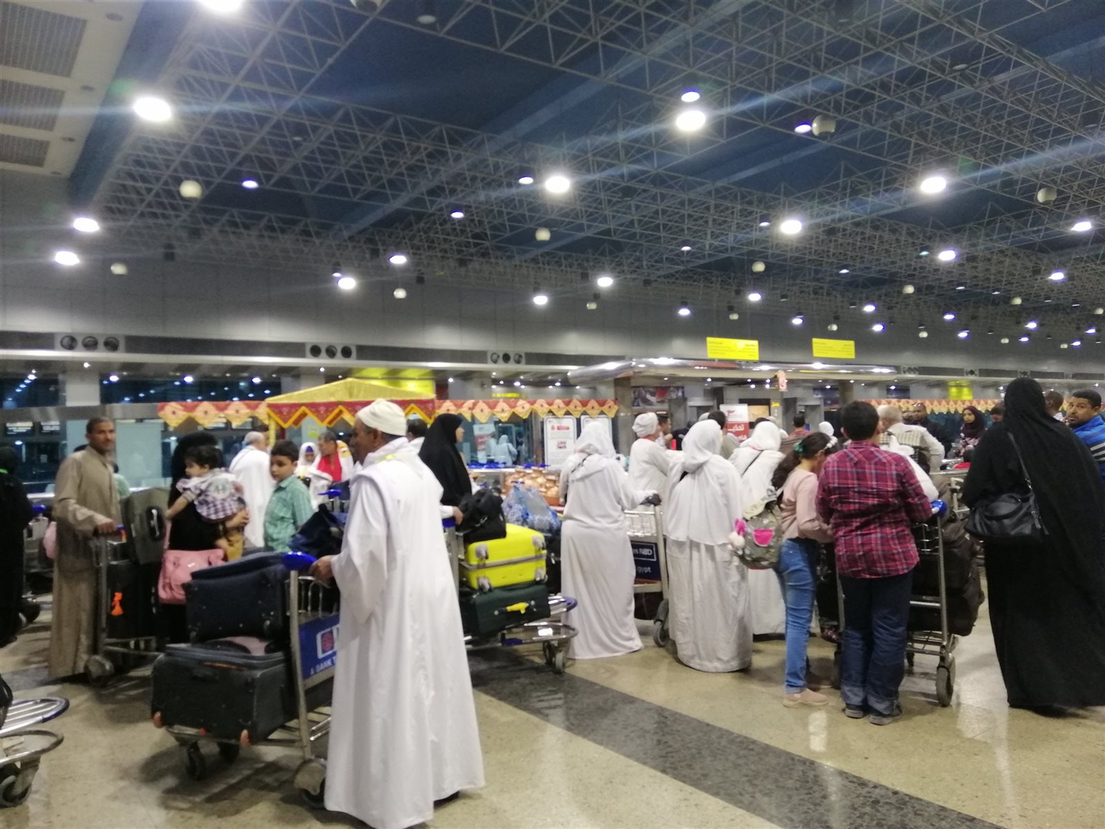 المعتمرين في مطار القاهرة المعتمرين في مطار القاهرة