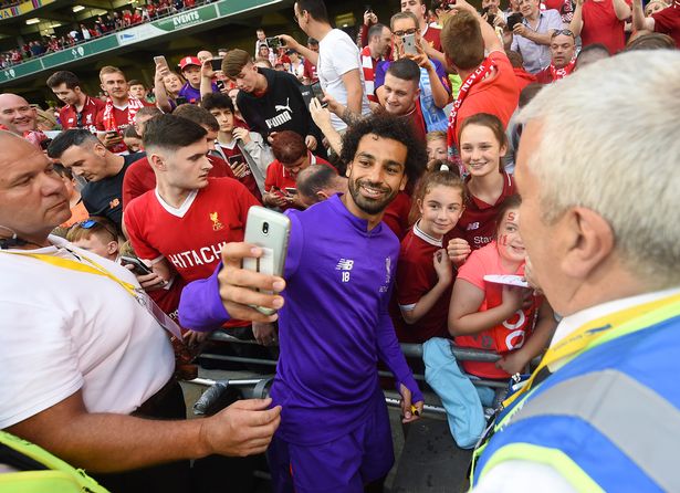 محمد صلاح مع جماهير ليفربول محمد صلاح مع جماهير ليفربول