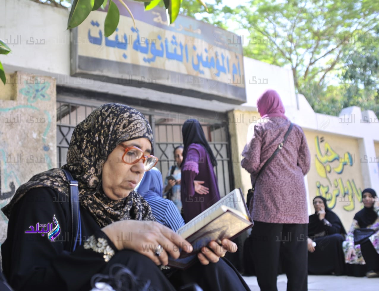بالمصحف وقراءة القرآن.. أمهات طلاب أولى ثانوي أمام اللجان بالمصحف وقراءة القرآن.. أمهات طلاب أولى ثانوي أمام اللجان