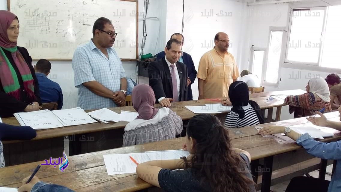 رئيس جامعة بورسعيد يتفقد سير أعمال الامتحانات بكلية التربية رئيس جامعة بورسعيد يتفقد سير أعمال الامتحانات بكلية التربية