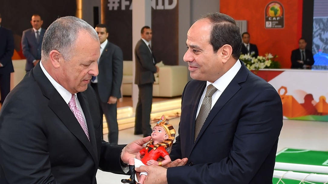 السيسي يتسلم أول بطاقة مشجع