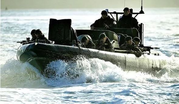 بريطانيا ترسل قوات خاصة