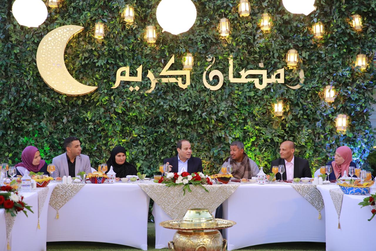 الرئيس السيسى يتناول الإفطار مع عدد من المواطنين الرئيس السيسى يتناول الإفطار مع عدد من المواطنين
