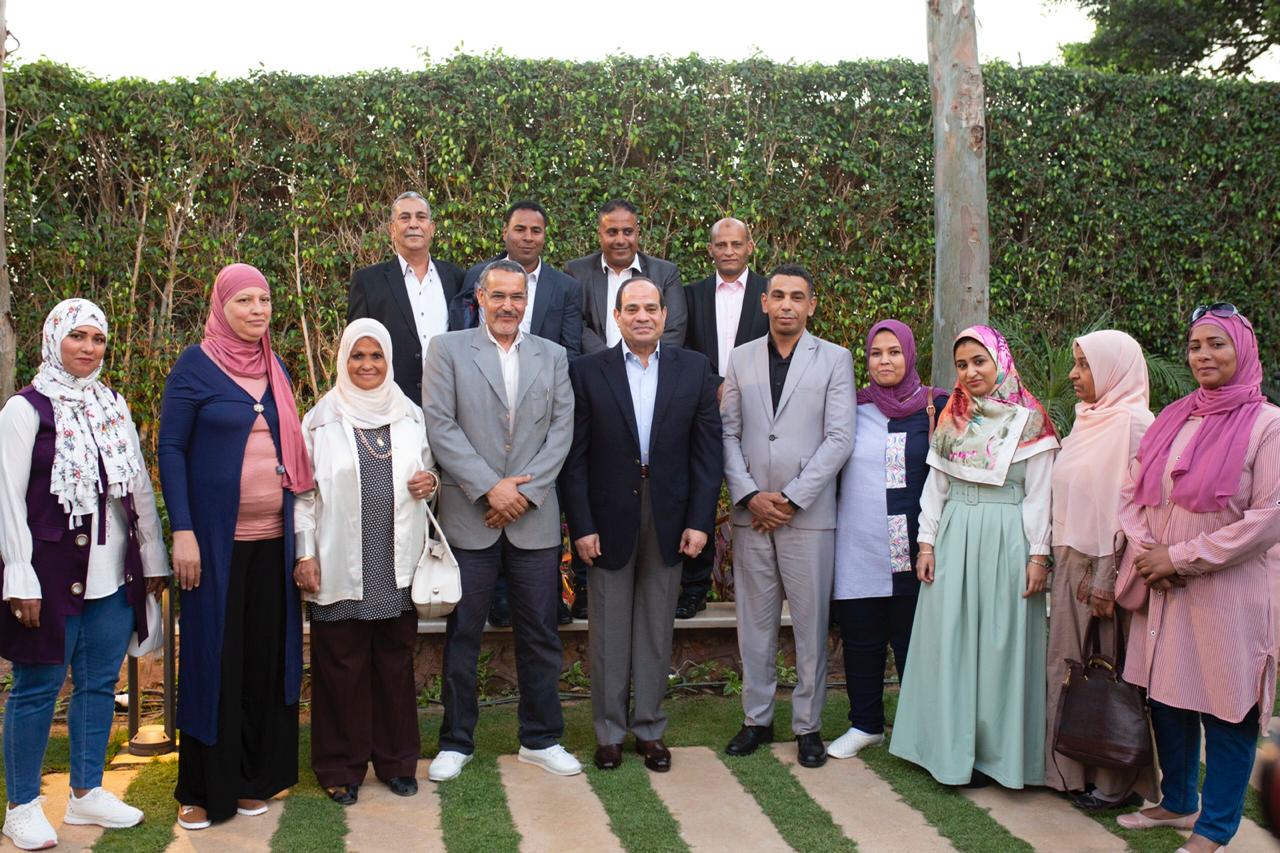 الرئيس السيسى يتوسط عدد من المواطنين 