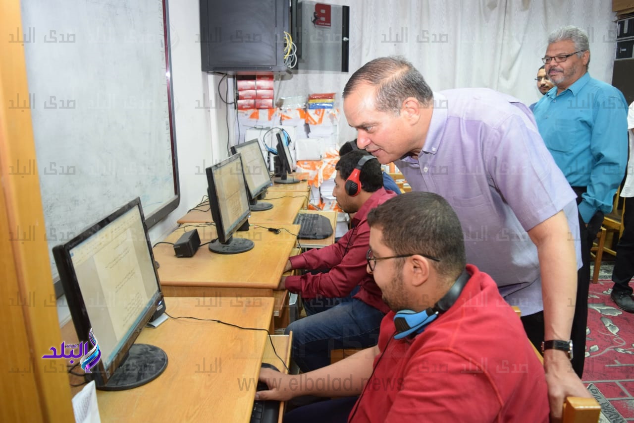رئيس جامعة سوهاج يتابع امتحانات الطلاب المكفوفين
