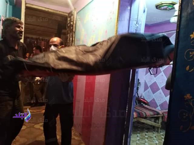 جثة المسن بعد استخراجها من خزان الصرف جثة المسن بعد استخراجها من خزان الصرف
