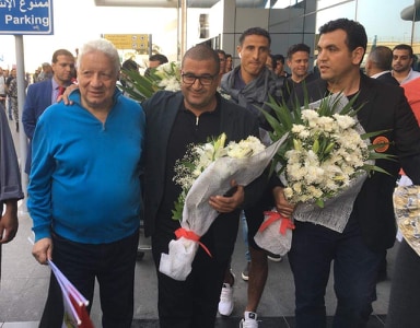 مرتضي منصور يستقبل بعثة نهضة بركان بالمطار بالورود