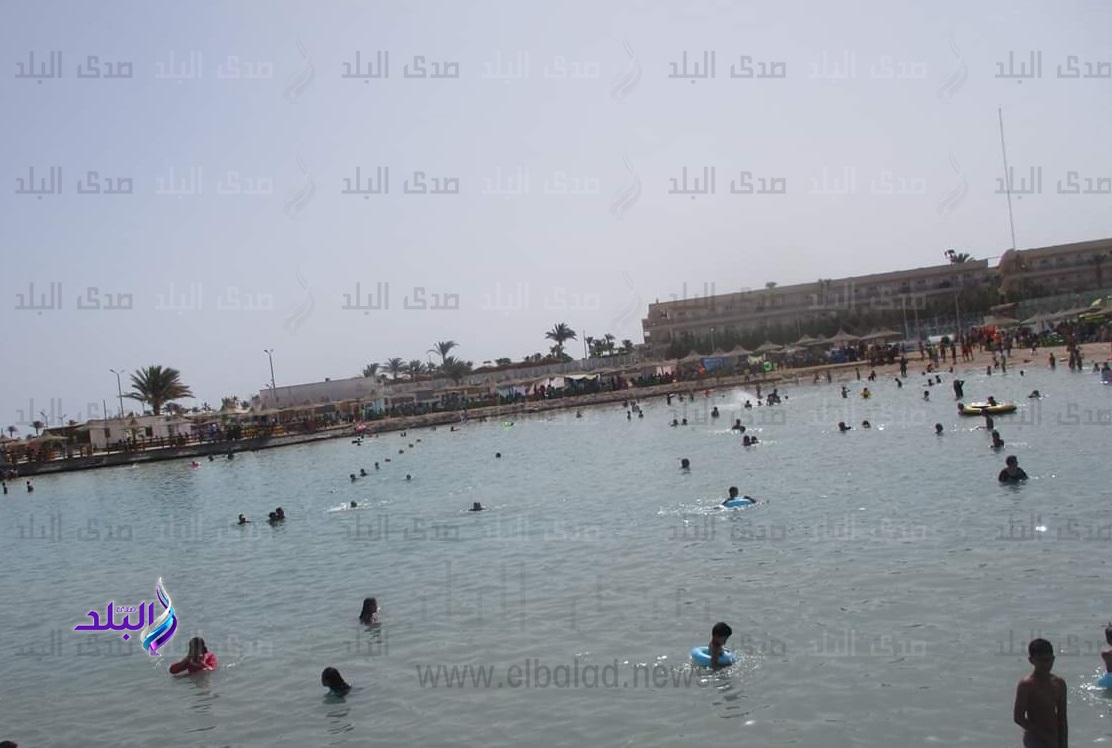 الاهالى يلجأون للشواطئ