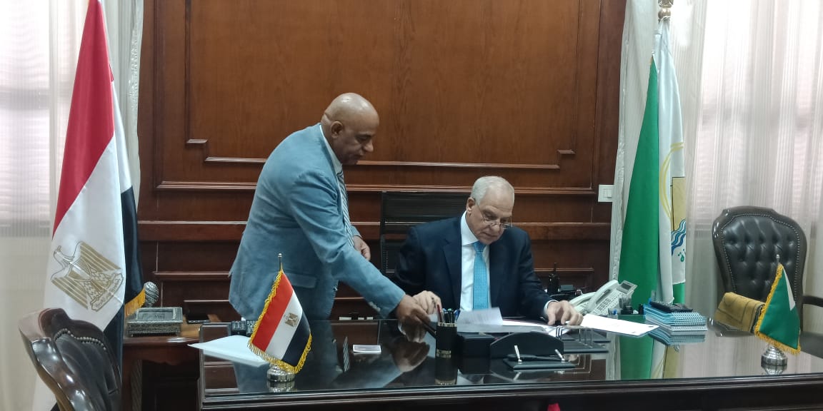 مدير مديرية التعليم يعتمد نتيجة الإعدادية من محافظ الجيزة مدير مديرية التعليم يعتمد نتيجة الإعدادية من محافظ الجيزة