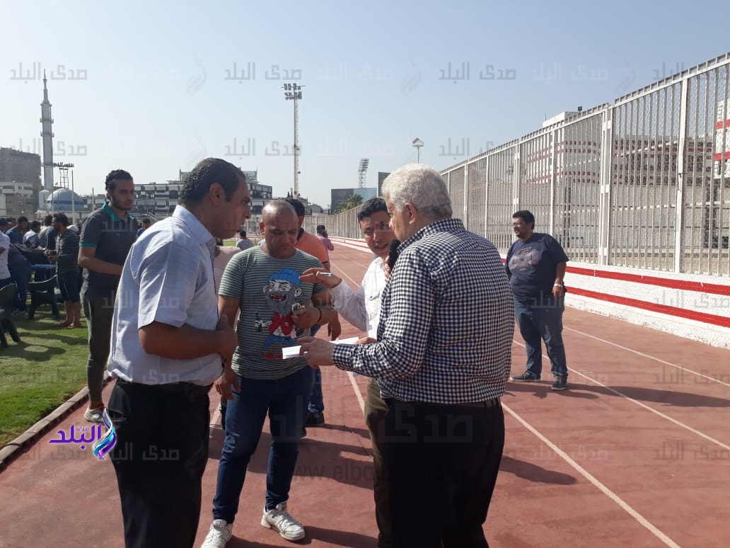 مرتضي منصور أثناء توزيع التذاكر