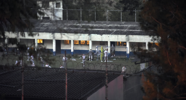 مقتل 23 سجينًا في أعمال شغب بأحد السجون