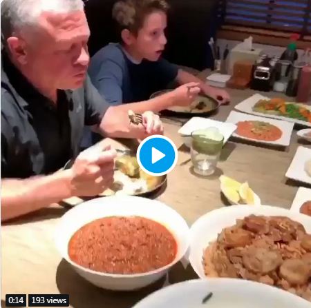 الملك عبدالله يتناول الافطار