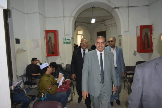 رئيس جامعة الأزهر يتفقد امتحانات نهاية العام بفرع الدراسة