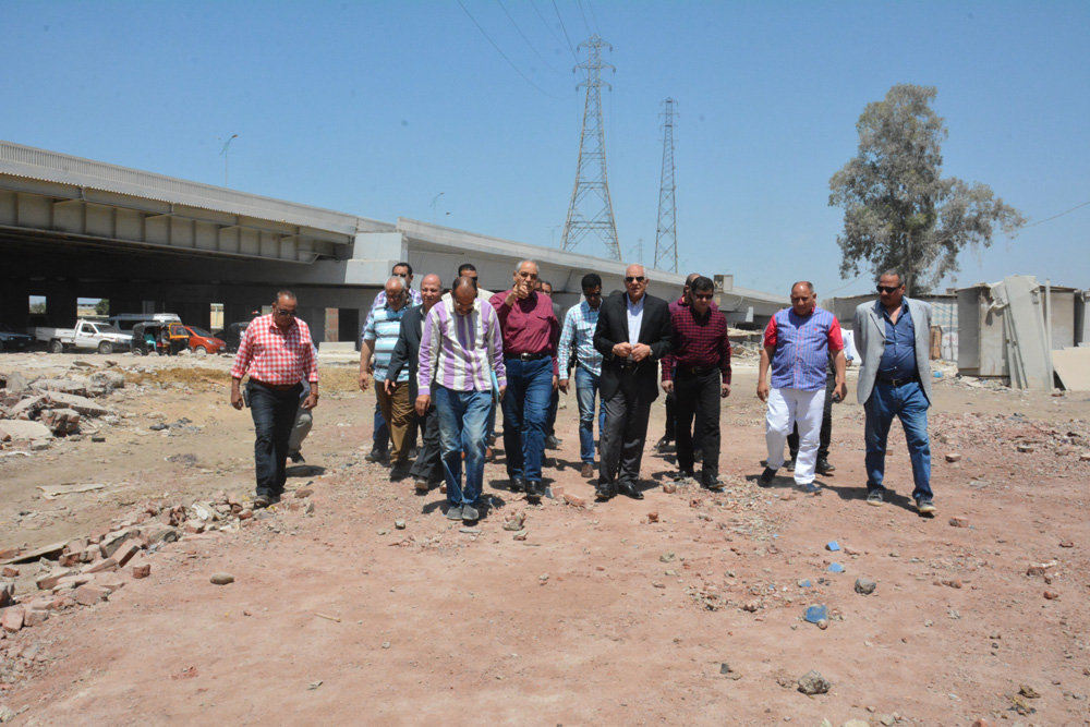 محافظ الجيزة يناشد المواطنين الابلاغ عن سيارات إلقاء الهدم 