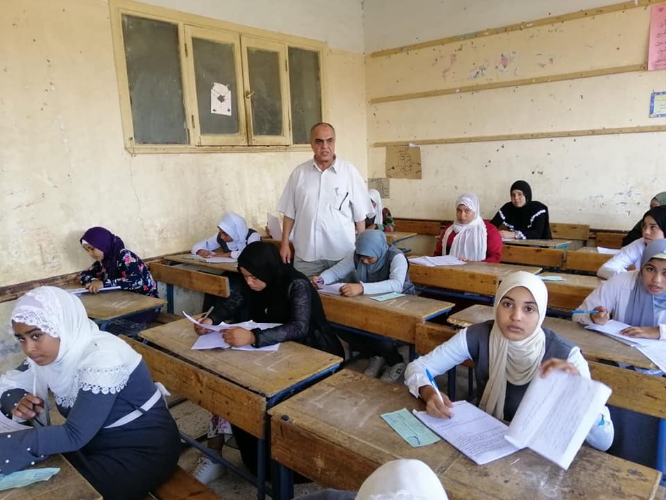محافظ أسوان يتابع انتظام سير إمتحانات الصف الأول الثانوى