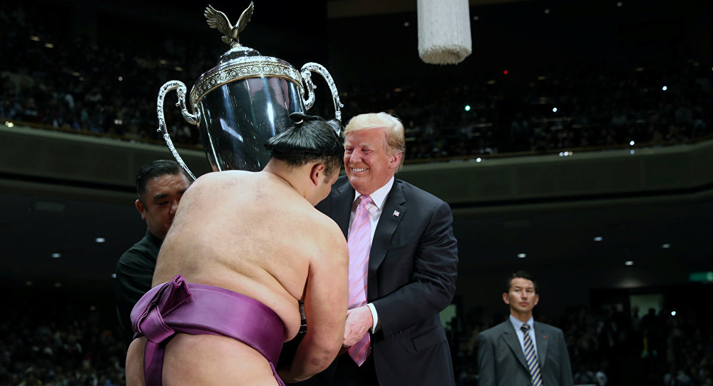 ترامب يسلم الكأس لمصارع سومو الفائز 