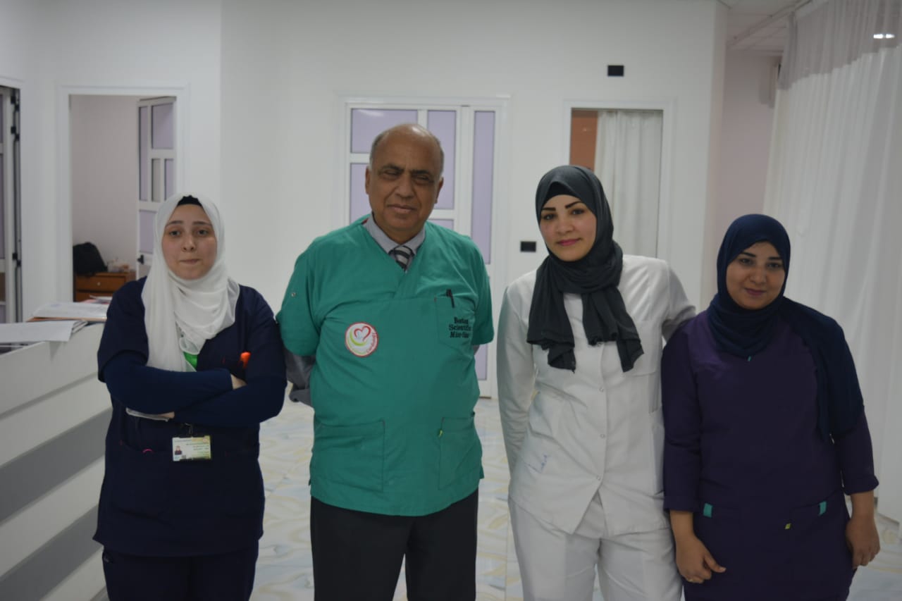 الدكتور على الأمين وسط فريق العمل بمركز القلب الدكتور على الأمين وسط فريق العمل بمركز القلب