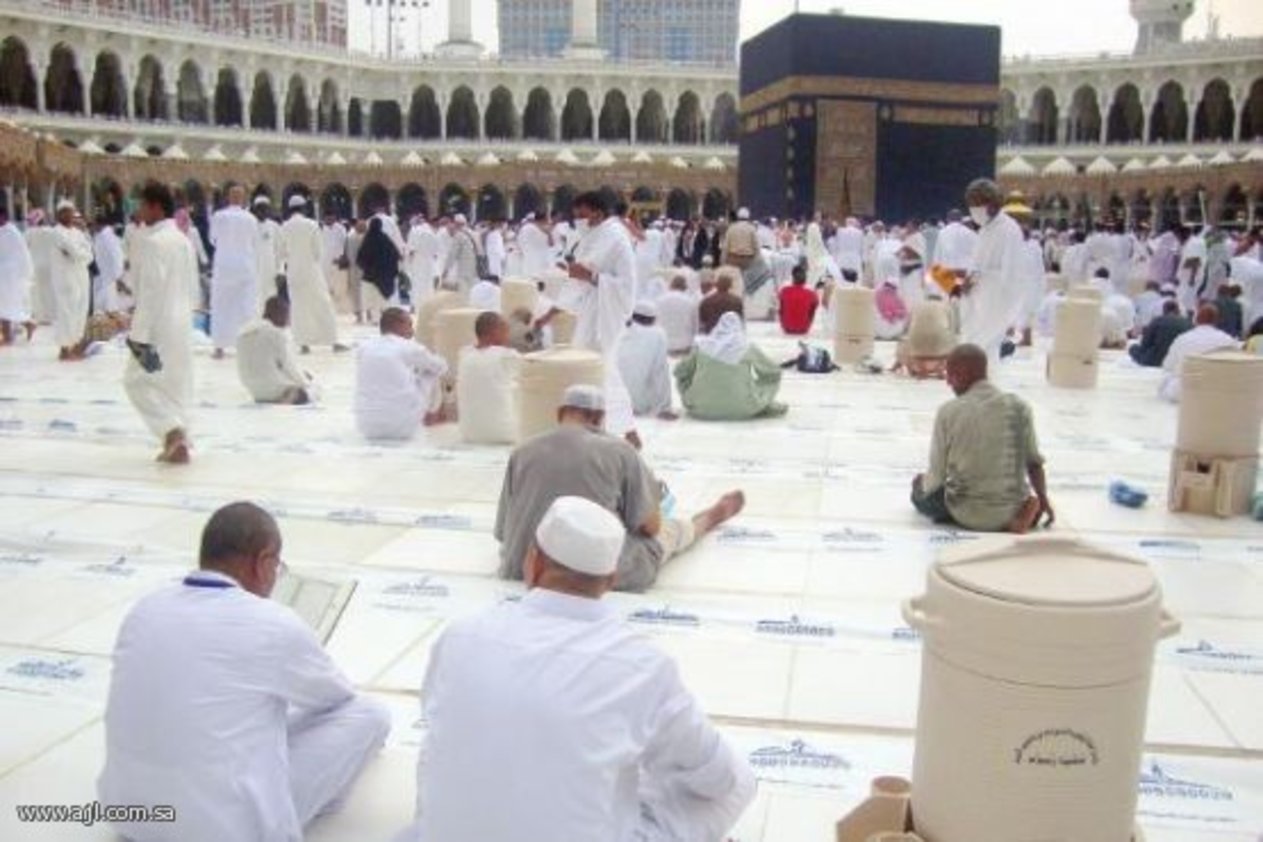 سيدة ترتدي ملابس إحرام الرجال داخل الحرم المكي سيدة ترتدي ملابس إحرام الرجال داخل الحرم المكي
