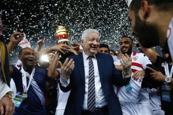 فرحة مرتضى منصور مع لاعبى الزمالك