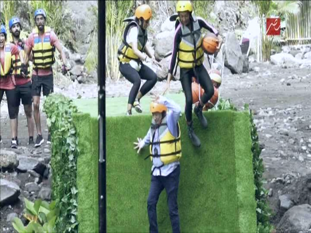 لحظة سقوط طارق الشناوي من أعلى كوبري رامز في الشلال