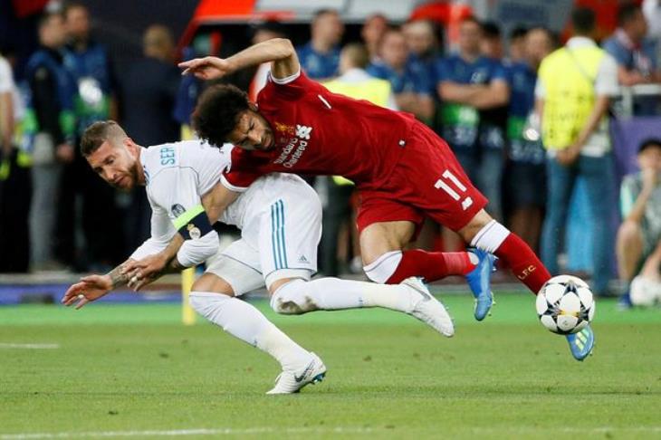 سيرجيو راموس اثناء تسببه في اصابة محمد صلاح سيرجيو راموس اثناء تسببه في اصابة محمد صلاح