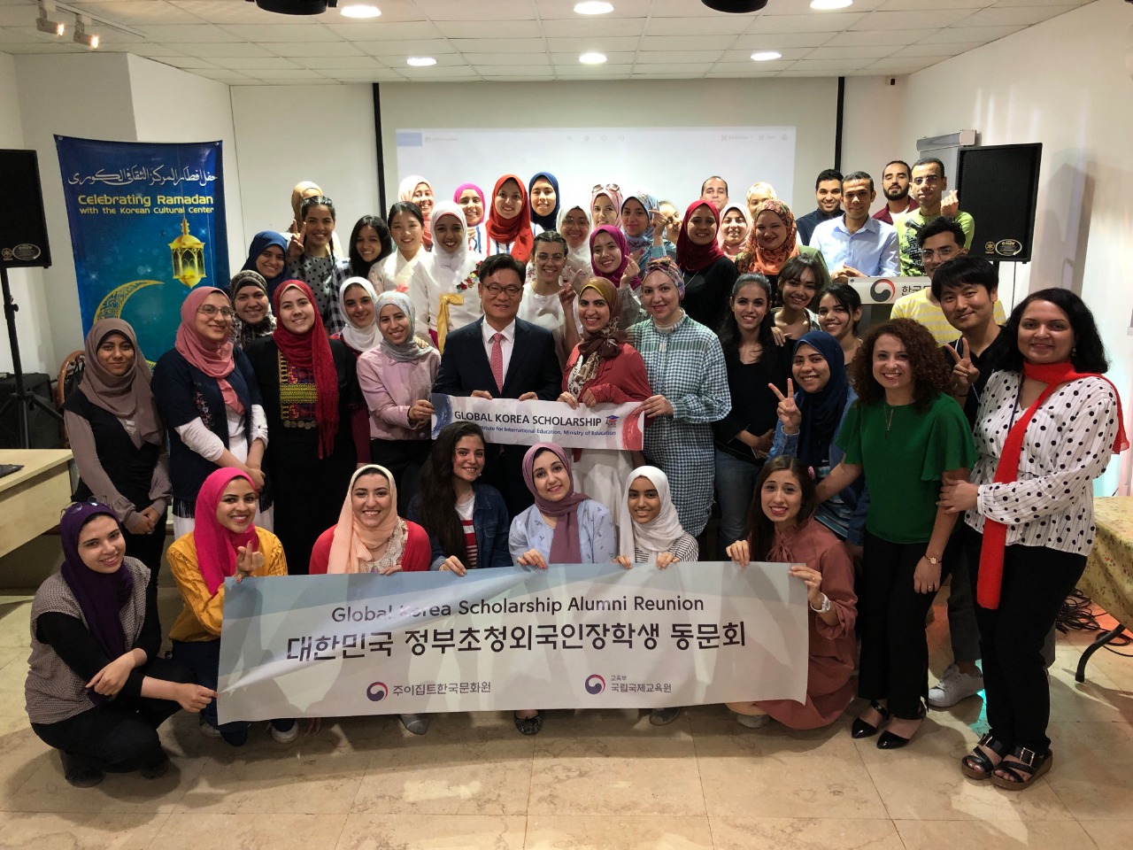 صورة تذكارية لخريجي الجامعات الكورية ومدير المركز الثقافي صورة تذكارية لخريجي الجامعات الكورية ومدير المركز الثقافي