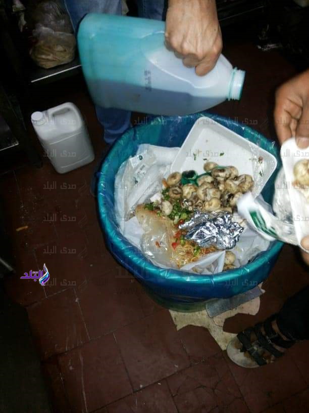 إعدام 90 كيلو كعك العيد وأغذية فاسدة بالغردقة إعدام 90 كيلو كعك العيد وأغذية فاسدة بالغردقة