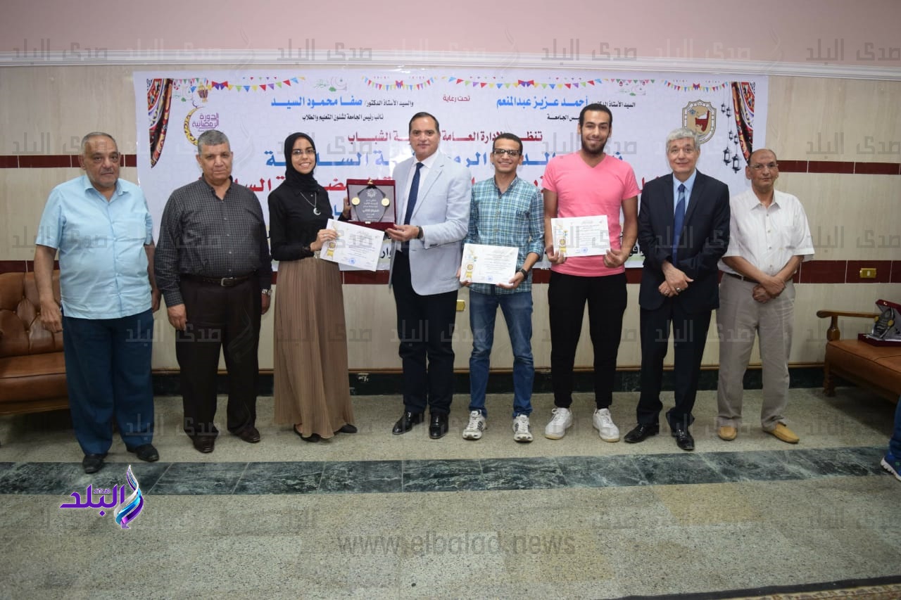 رئيس جامعة سوهاج يكرم حفظة القرآن