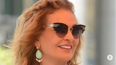 يسرا بإطلالة شبابية بفستان باللون المستردة