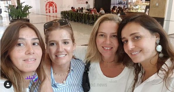 هنا شيحة تنشر صور لها برفقة شقيقتها وأخريات على انستجرام