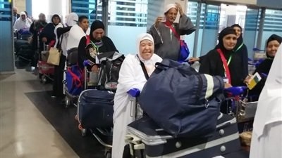 المعتمرين في مطار القاهرة 