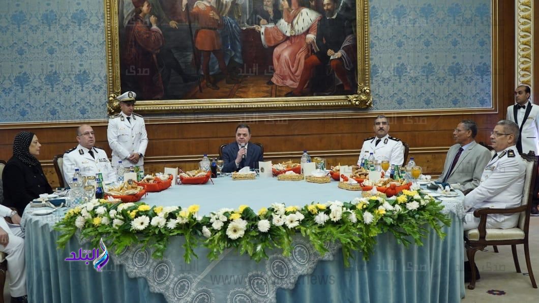 وزير الداخلية في حفل افطار اسر الشهداء وزير الداخلية في حفل افطار اسر الشهداء