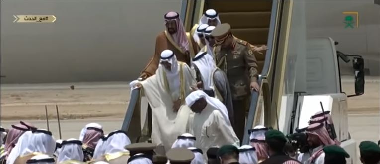 لحظة وصول أمير الكويت إلى مدينة جدة للمشاركة بالقمة العربية