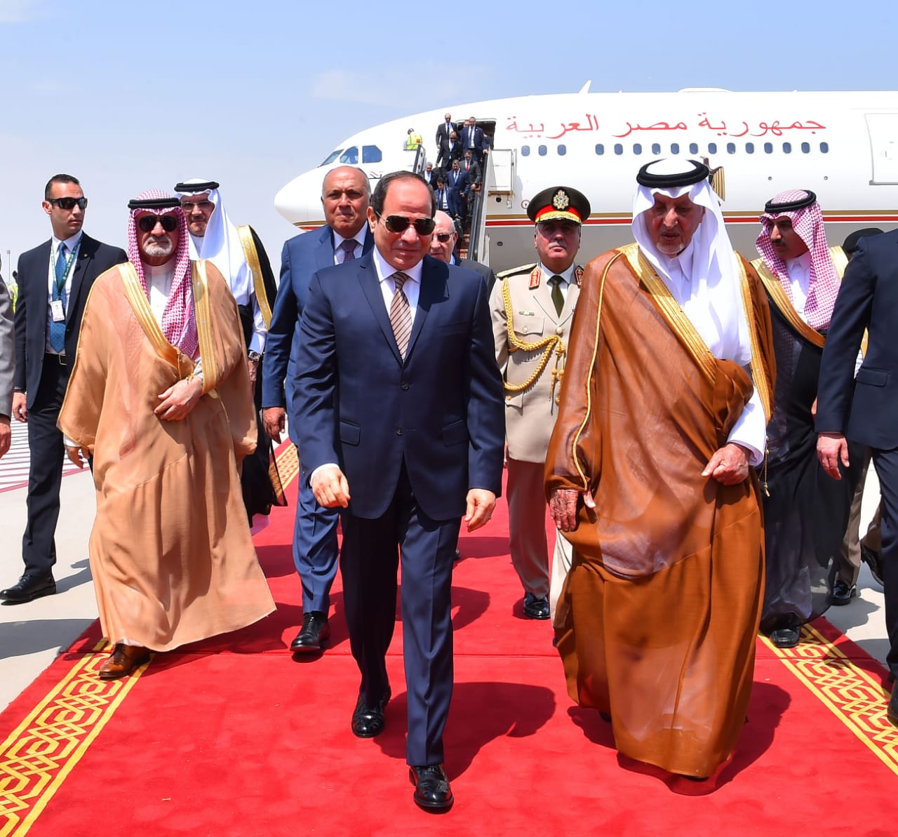 السيسي يصل مطار الملك عبد العزيز الدولي