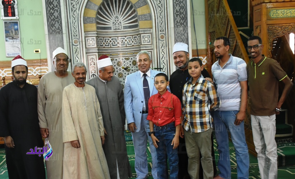 محافظ أسوان يؤدى صلاة الجمعة الأخيرة من رمضان بمسجد بدر ب