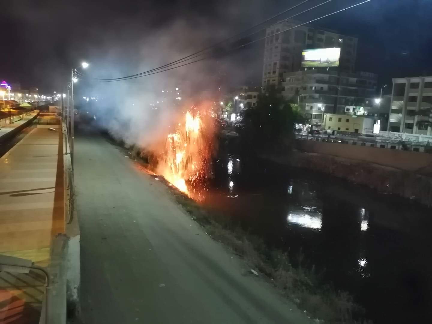 اندلاع حريق في أشجار نخيل بجوار محطة سكه حديد قنا