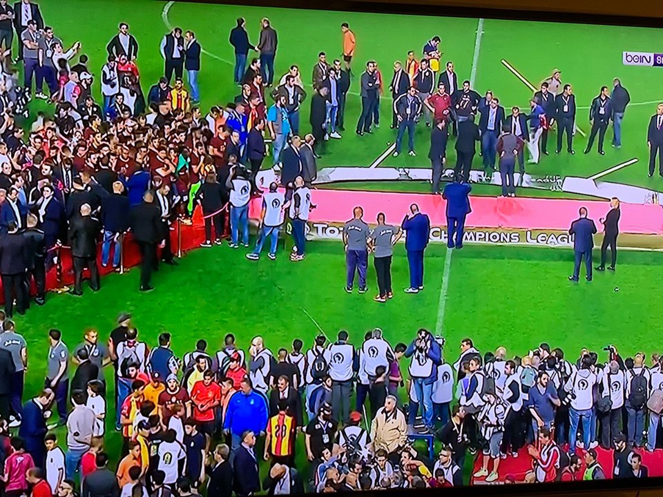 لحظة سقوط منصة التتويج