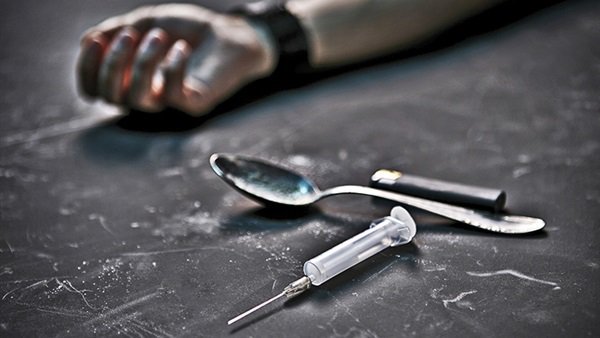 حكايات جثث الأوفر دوس.. سرنجة فاضية وشكة في الدراع وشوية بودرة