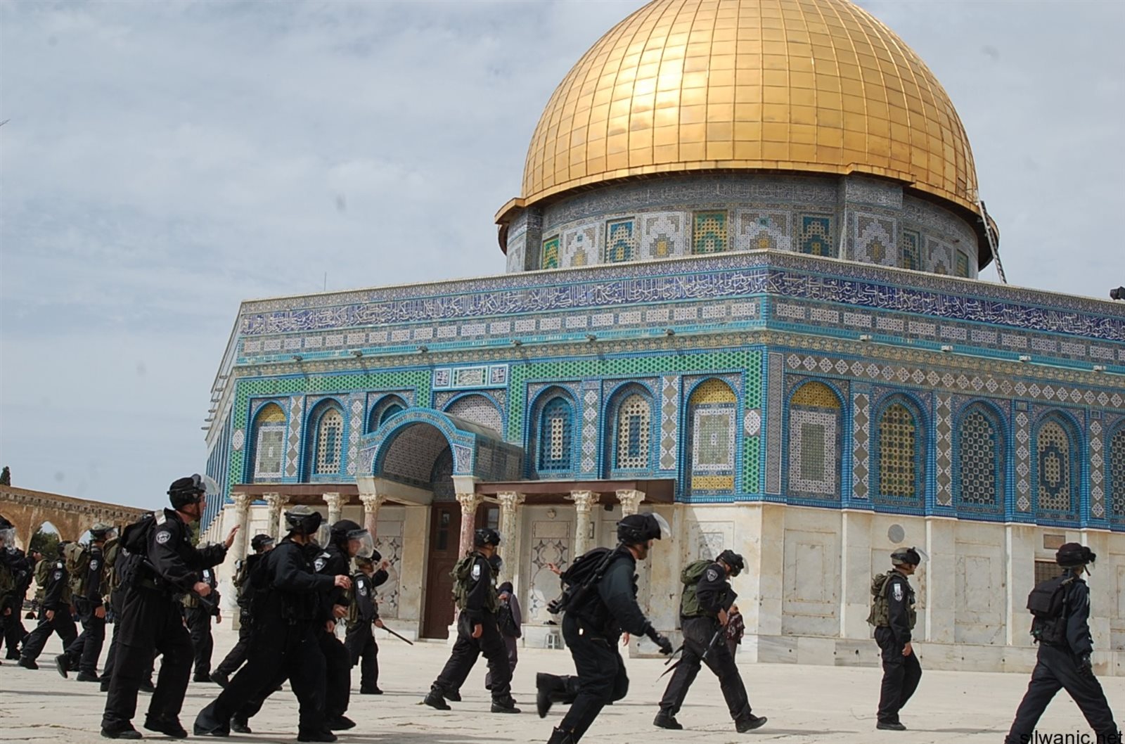 إسرائيليون يؤدون صلوات تلمودية بالحرم القدسي إسرائيليون يؤدون صلوات تلمودية بالحرم القدسي