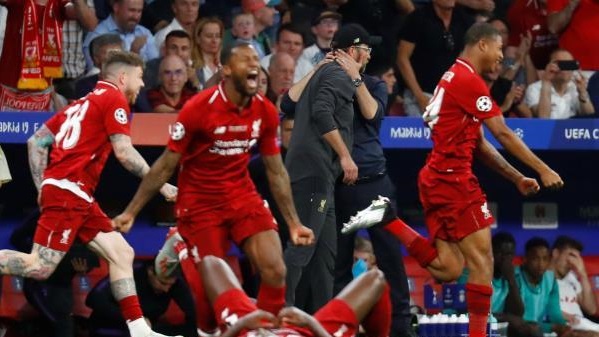 من احتفال لاعبو ليفربول بعد المباراة