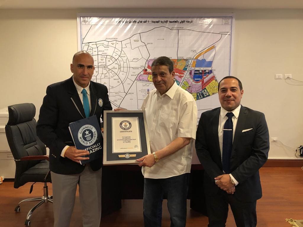 أحمد زكي عابدين يتسلم شهادة موسوعة جينيس  أحمد زكي عابدين يتسلم شهادة موسوعة جينيس