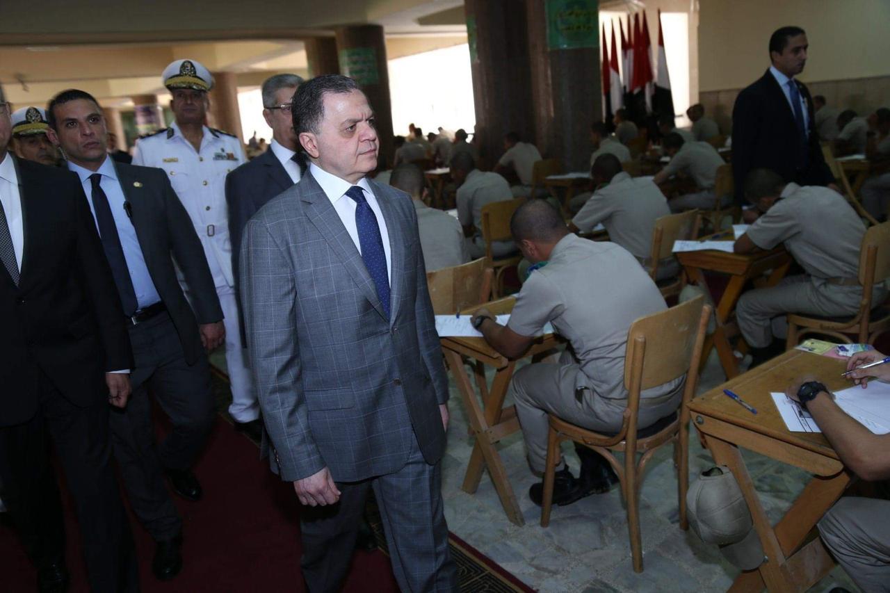 وزير الداخلية يتفقد لجان امتحان طلبة كلية الشرطة